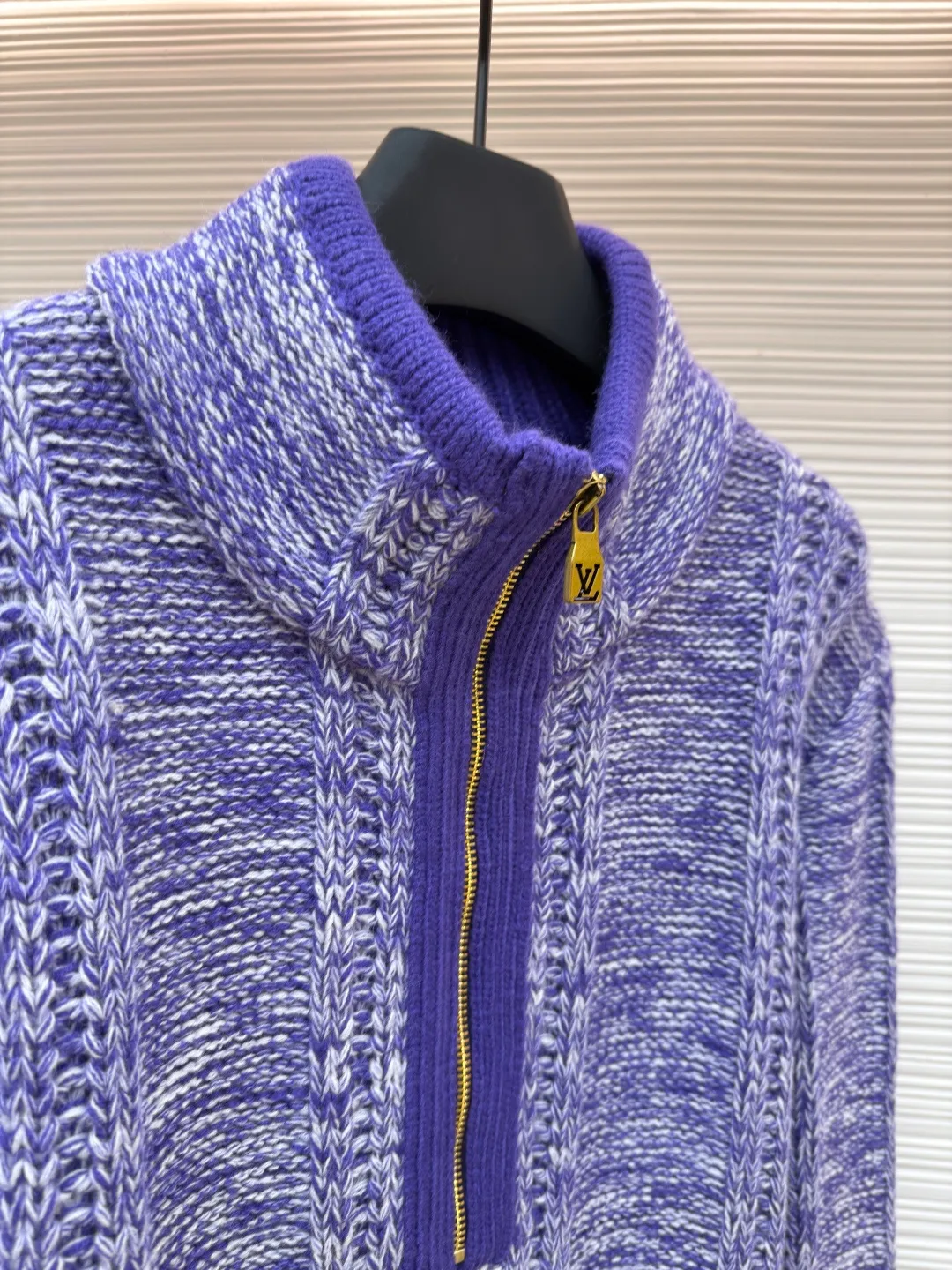 LOUIS VUITTON letter badge half-zip pullover tassel sweater ●Original version: purchased and developed at 20700 ●Item number: 1682315-C05 ●Fabric: wool fabric ●Technology: tassel knitting ●Color: purple ●Version: fitted version ●Weight: about 870 grams ●Size: S-M-L-XL ●Description: This half-zip sweater is made of colorful dot blended wool yarn, which is blended and dyed with dark purple, light purple and off-white yarns. It uses multiple twisting processes to create a mottled snowflake texture effect. The yarn has both softness and crispness. The body of the garment adopts vertical pit weaving technology, and the spacing and depth of the pits are controlled by a computerized flat knitting machine to form a three-dimensional longitudinal texture, which not only modifies the body shape but also enhances the breathability of the clothing. The half-high collar is spliced ​​with solid-color ribbed fabric and matched with a customized metal zipper. The zipper teeth are gold-plated and polished, which makes the pull smooth and not easy to oxidize. The hem adopts hand-made tassel technology. The yarn is cut to a fixed length and then combed out. The tassels hang naturally without knotting. The sides and cuffs of the garment are densely overlocked to effectively prevent threading. Every craft detail takes into account both design beauty and practicality. The overall wiring is straight and delicate, the fabric is comfortable and soft, and the color is consistent without color difference. It can be matched with the same style to create a fashionable look and control various occasions. Customized accessories, complete with three standards, same style for men and women!